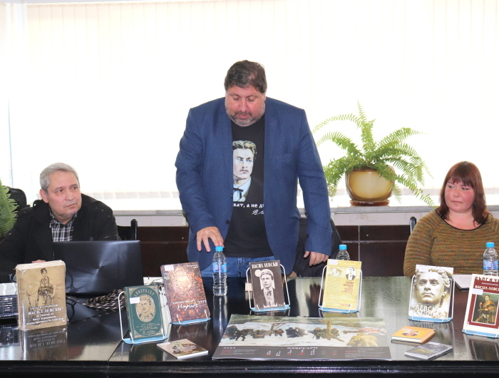 Любопитна среща с родственик на Васил Левски предизвика интереса на жителите на града ни