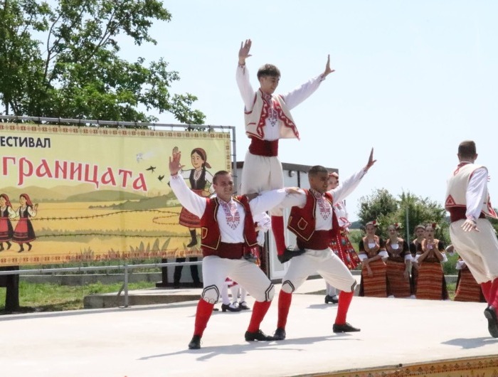 Второто издание на Фолклорния фестивал „Танци край границата“ зарадва публиката с пъстра програма
